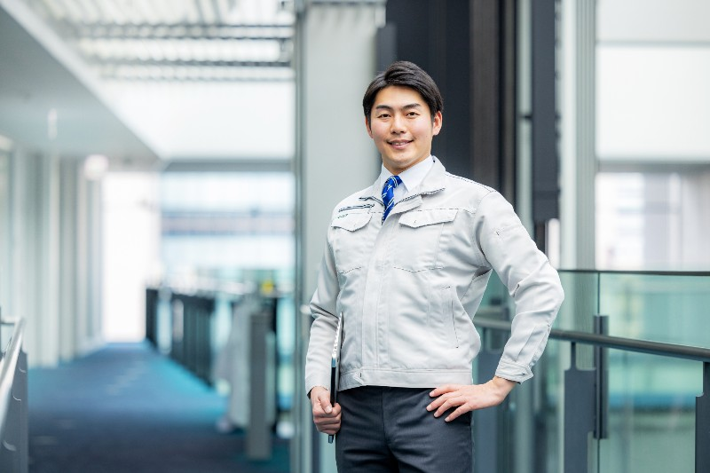 所得補償保険という確かな備えを手に入れ、休業リスクの不安なく事業のさらなる飛躍に向けて自信満々にアクセルを踏み込む個人事業主さまのイメージ