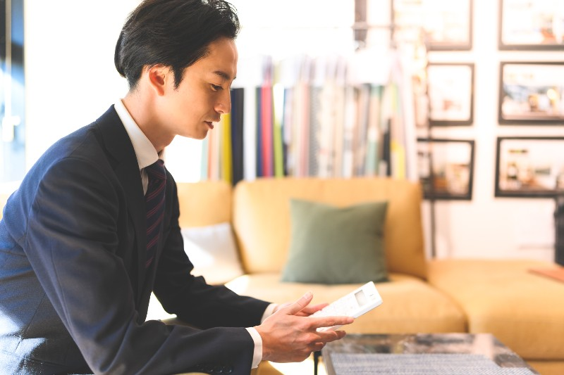 売上ゼロになっても止まらない、高所得ゆえの高い生活費（住宅ローン、教育費）と事業の固定費（家賃、リース）のダブルパンチに悩む個人事業主さまのイメージ