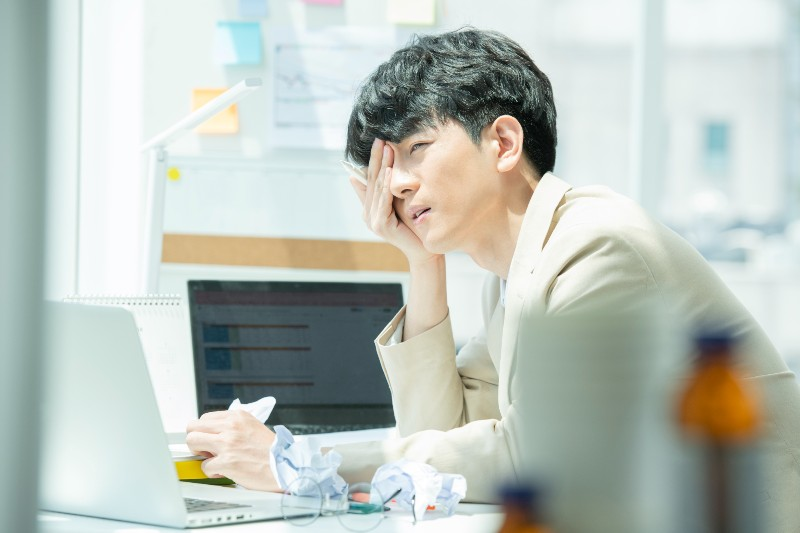 自身の高度な専門技術や顧客からの信頼の代わりとなる優秀な人材（右腕）を急には採用できず、休業時の顧客離れに悩む個人事業主さまのイメージ