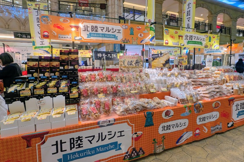 百貨店の催事や野外イベントに向けて出店準備をする小売店オーナーさまの様子