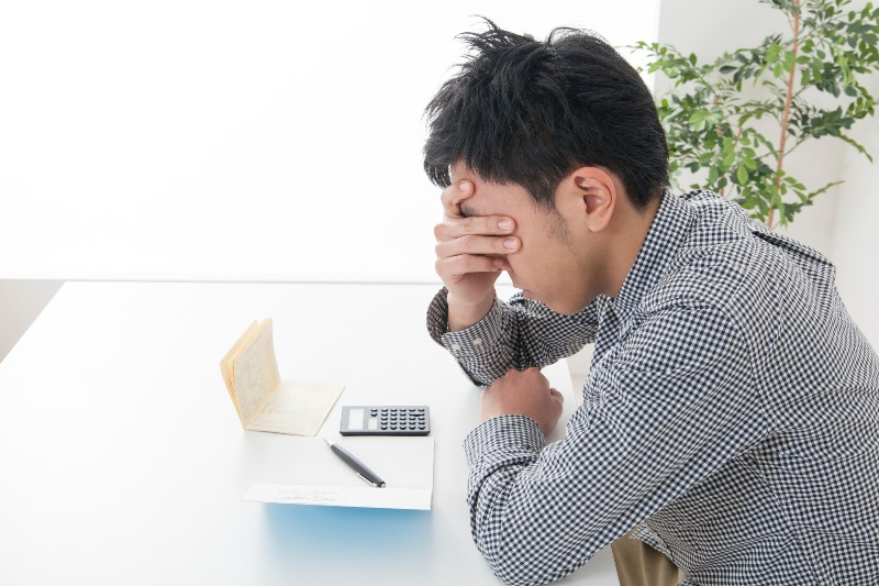 病気やケガによる就業不能と、社会保険の手薄さに不安を感じる個人事業主さま・フリーランスさまのイメージ