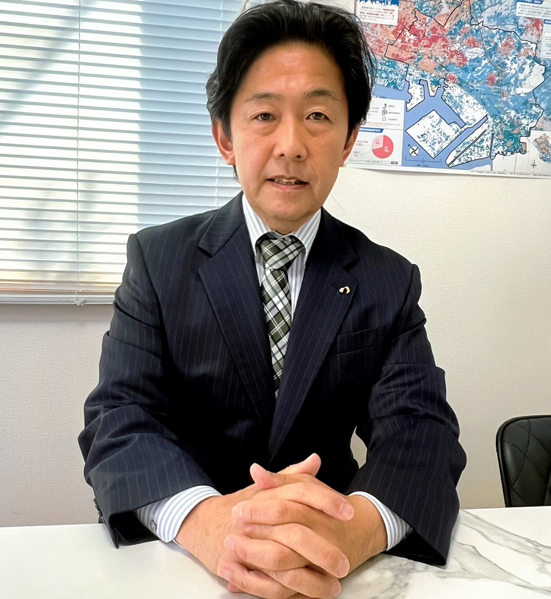 企業の賠償責任保険やPL保険の約款・資料を真剣な表情で確認し、リスク分析を行う高倉秀和。