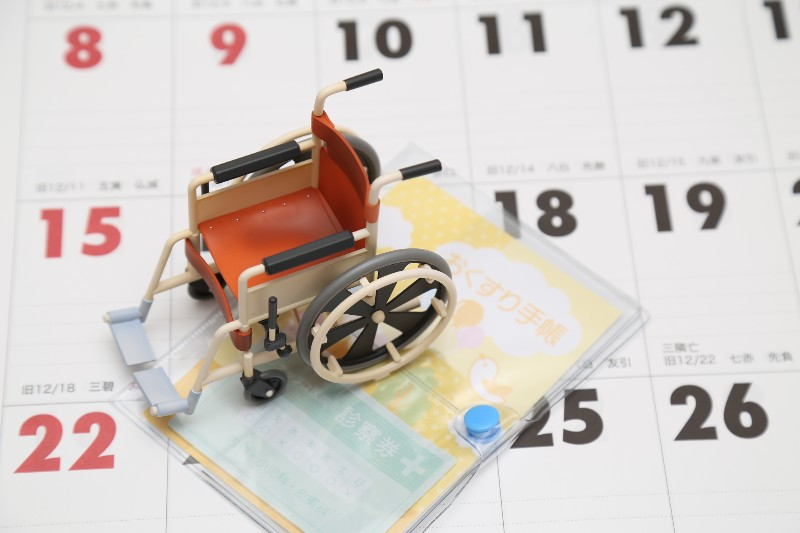 三大疾病に罹患し、退院後も長期間続く終わりの見えない通院治療のスケジュールと、それに伴う底なしの資金流出に直面する個人事業主さまのイメージ