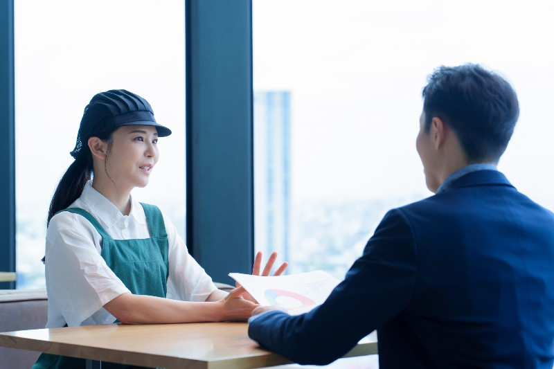 飲食店の店舗でオーナーさまのご相談に乗る損害保険のプロのイメージ