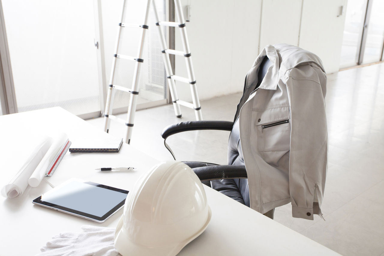 経営者ががん治療で現場を離れ、仕事がストップしてしまう空席のデスクのイメージ