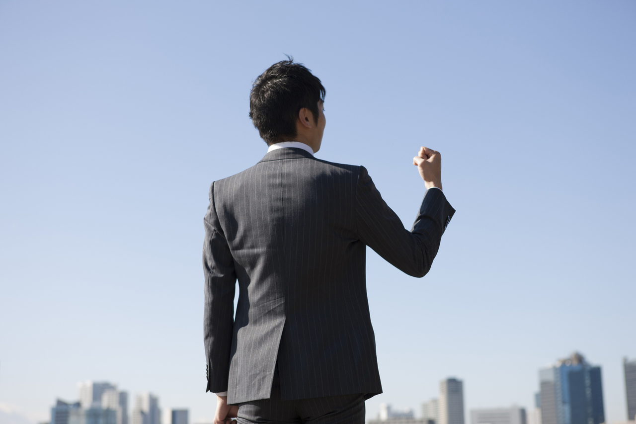 個人事業主として独立開業し、新しい事務所でやる気に満ちた税理士のイメージ