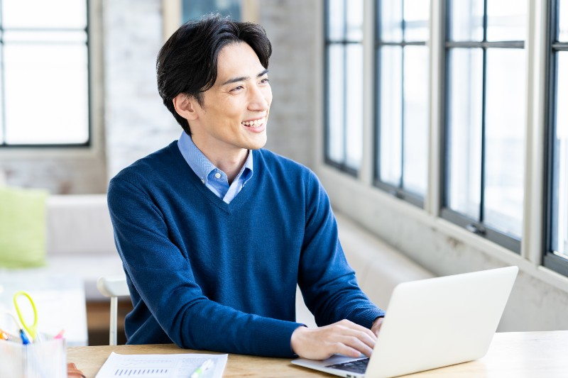 働けなくなった際にも、休業前の所得に応じて毎月一定額が『お給料』のように支払われる所得補償保険の給付金を、通帳で確認して安心する個人事業主さまのイメージ