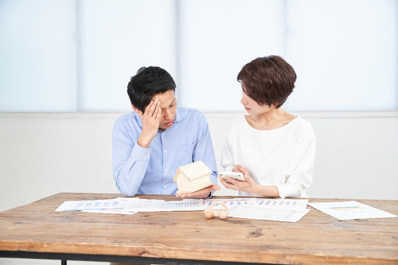 休業中で無収入にも関わらず、前年の高所得をベースに請求された高額な税金・保険料（所得税、住民税）の納税通知書を見て顔面蒼白になる個人事業主さまのイメージ