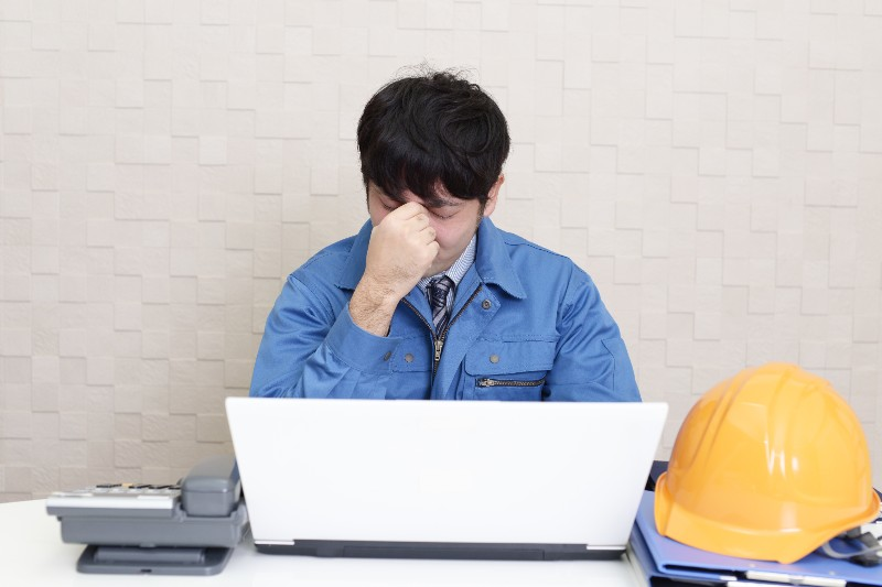 自分が動けず売上がゼロになっても引き落とされ続ける、店舗家賃やリース代などの固定費の支払いに頭を抱える個人事業主さまのイメージ