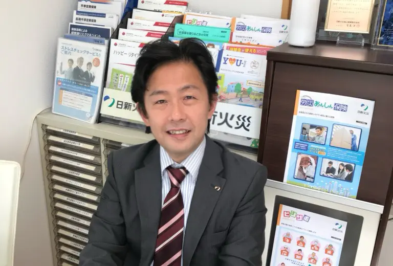 28年の実績を持つ損害保険トータルプランナー、あおば総合保険の高倉秀和のポートレート写真。